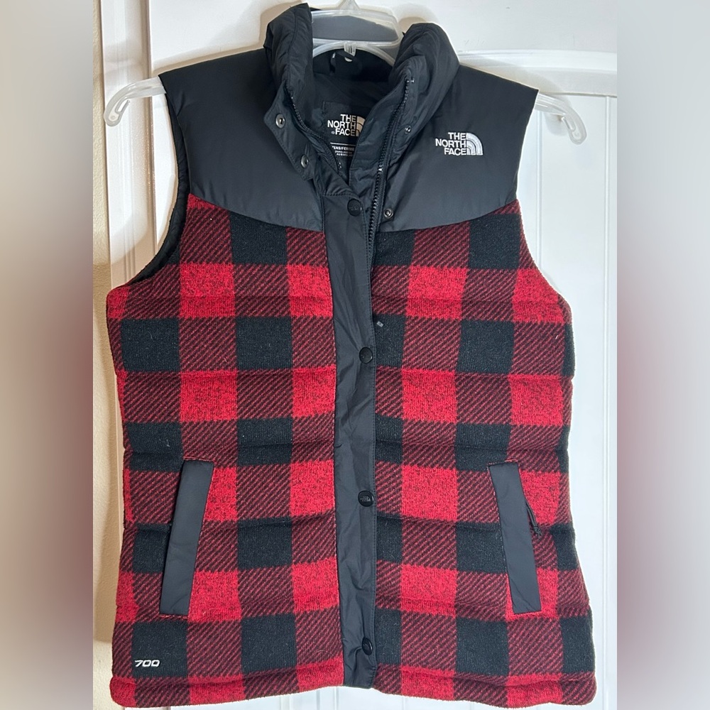 THE NORTH FACE WOMANS NUPTSE 700 RED PLAID BLACK DOWN PUFFER VEST Sz Sm